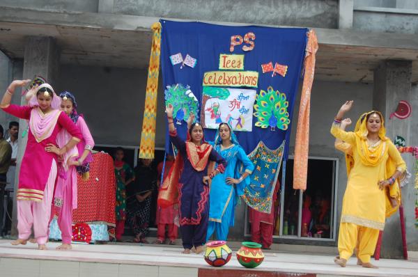 Marigold school girls performing Punjabi Giddha